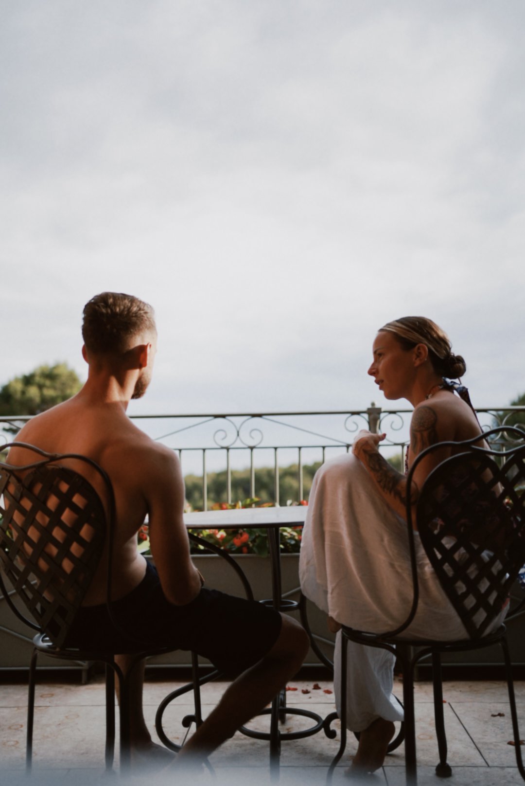 Photo : un couple en terrasse d'hôtel