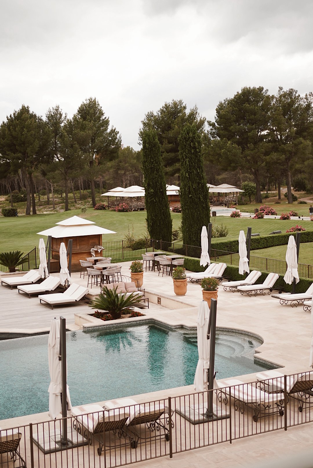 Photo : Piscine extérieure d'un hôtel & spa