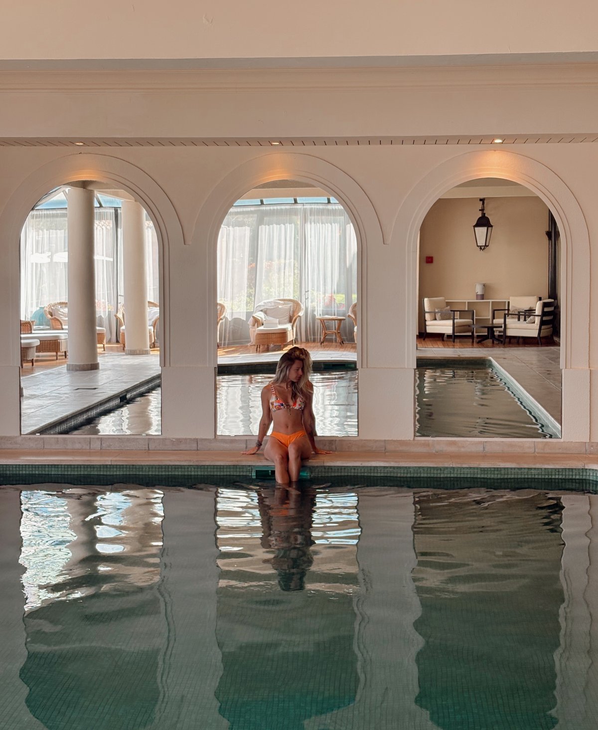 Photo : piscine intérieure d'un hôtel & spa