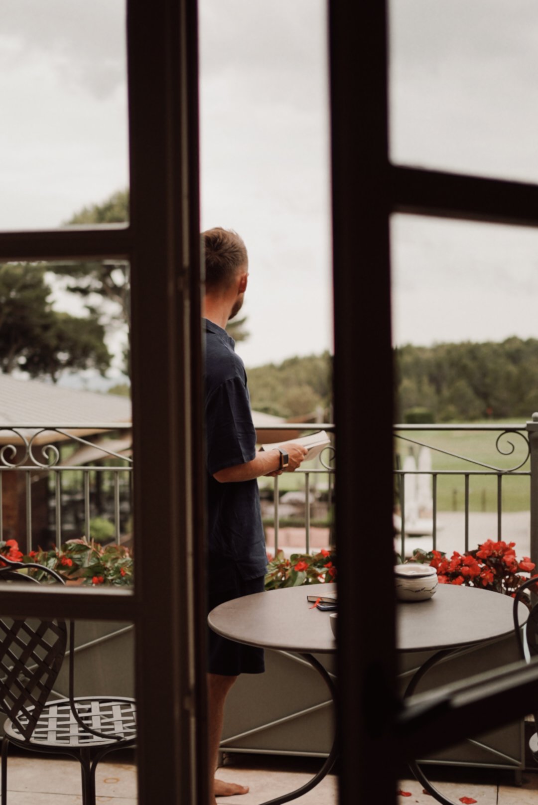 Photo : terrasse d'un hôtel & spa au soleil couchant