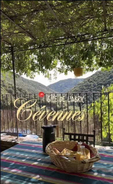 Réel publié : petit-déjeuner sous la treille du Gîte de l'Abric, Cévennes