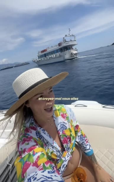 Vidéo UGC : sortie en mer, chapeau de paille et bateau au large
