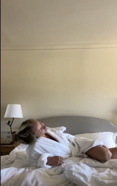 Vidéo UGC : réveil en peignoir dans une chambre d'hôtel